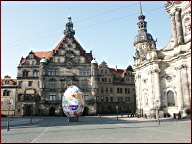 Osterei vor dem Georgenturm am Dresdner Schloss. Bild: UVS